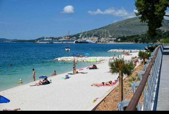 Apartman Mikola With Sea View Trogir Exterior foto